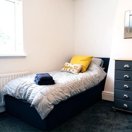 4 Bedroom - Sleep 9 Home In Cheadle Staffordshire - Alton Towers Polar Express Dimmingsdale Peak District Trentham Gardens Water World Экстерьер фото
