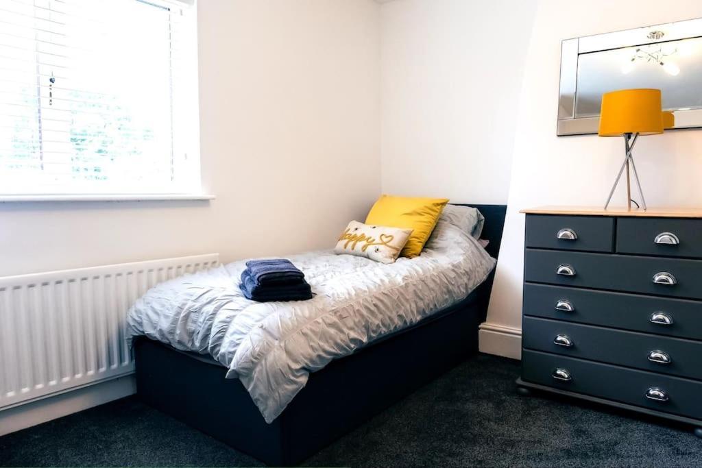 4 Bedroom - Sleep 9 Home In Cheadle Staffordshire - Alton Towers Polar Express Dimmingsdale Peak District Trentham Gardens Water World Экстерьер фото