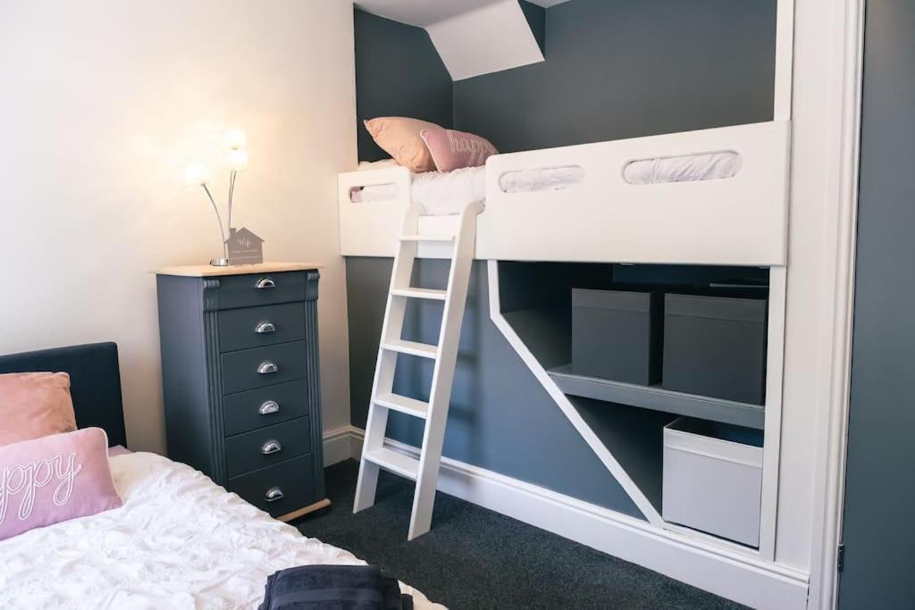 4 Bedroom - Sleep 9 Home In Cheadle Staffordshire - Alton Towers Polar Express Dimmingsdale Peak District Trentham Gardens Water World Экстерьер фото