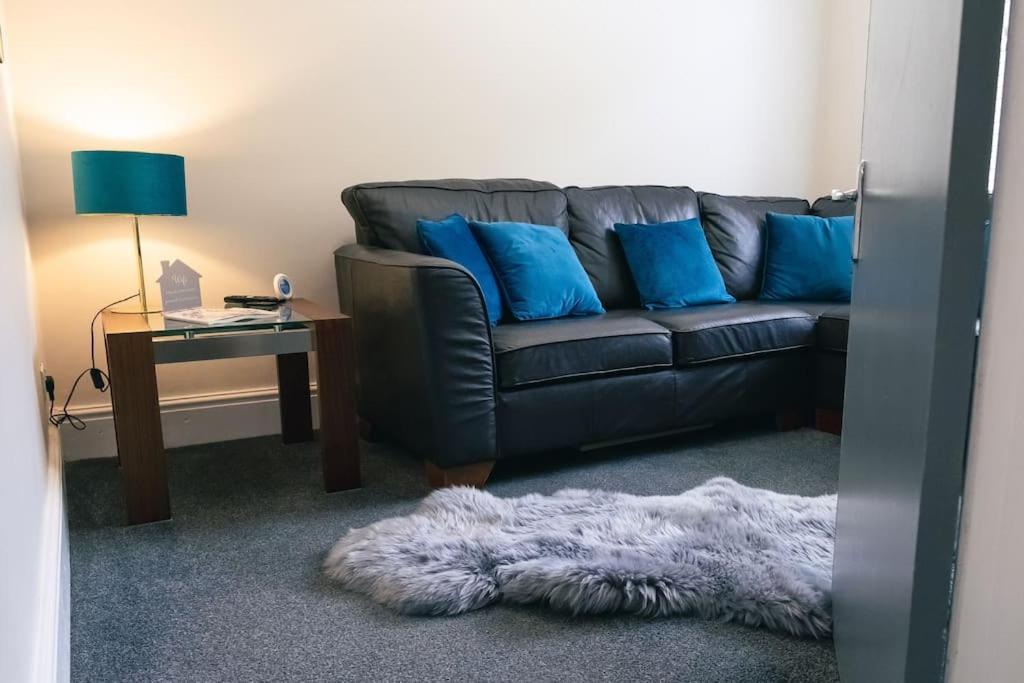 4 Bedroom - Sleep 9 Home In Cheadle Staffordshire - Alton Towers Polar Express Dimmingsdale Peak District Trentham Gardens Water World Экстерьер фото
