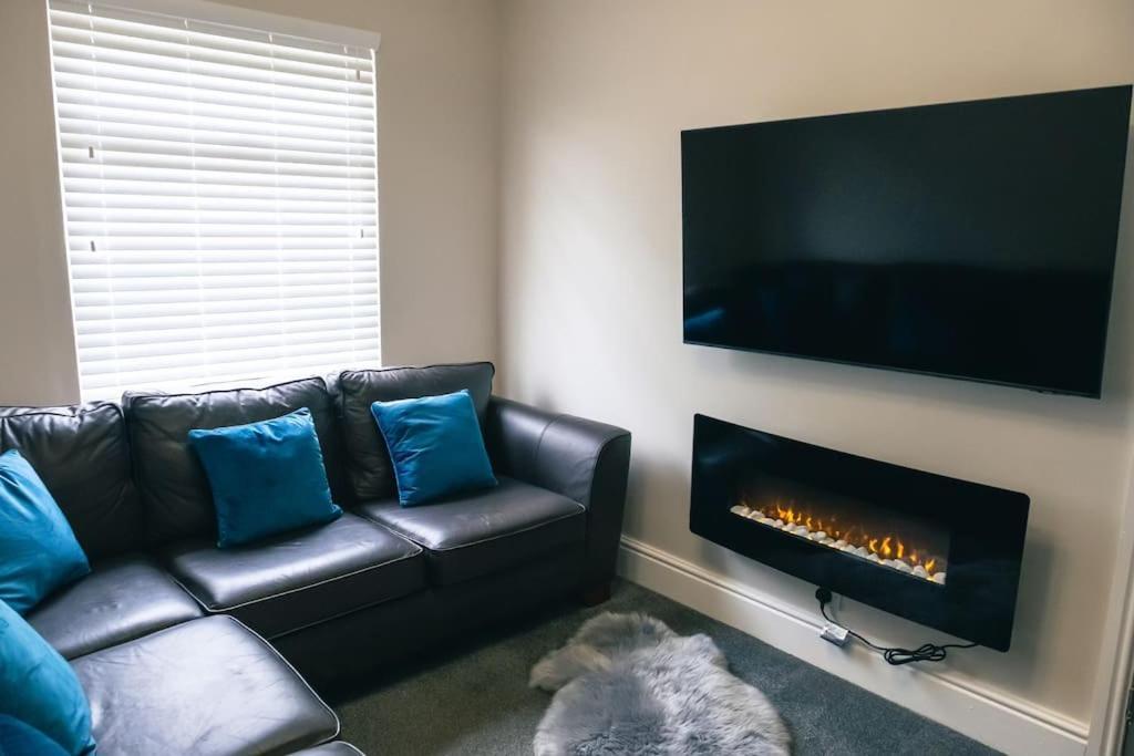 4 Bedroom - Sleep 9 Home In Cheadle Staffordshire - Alton Towers Polar Express Dimmingsdale Peak District Trentham Gardens Water World Экстерьер фото