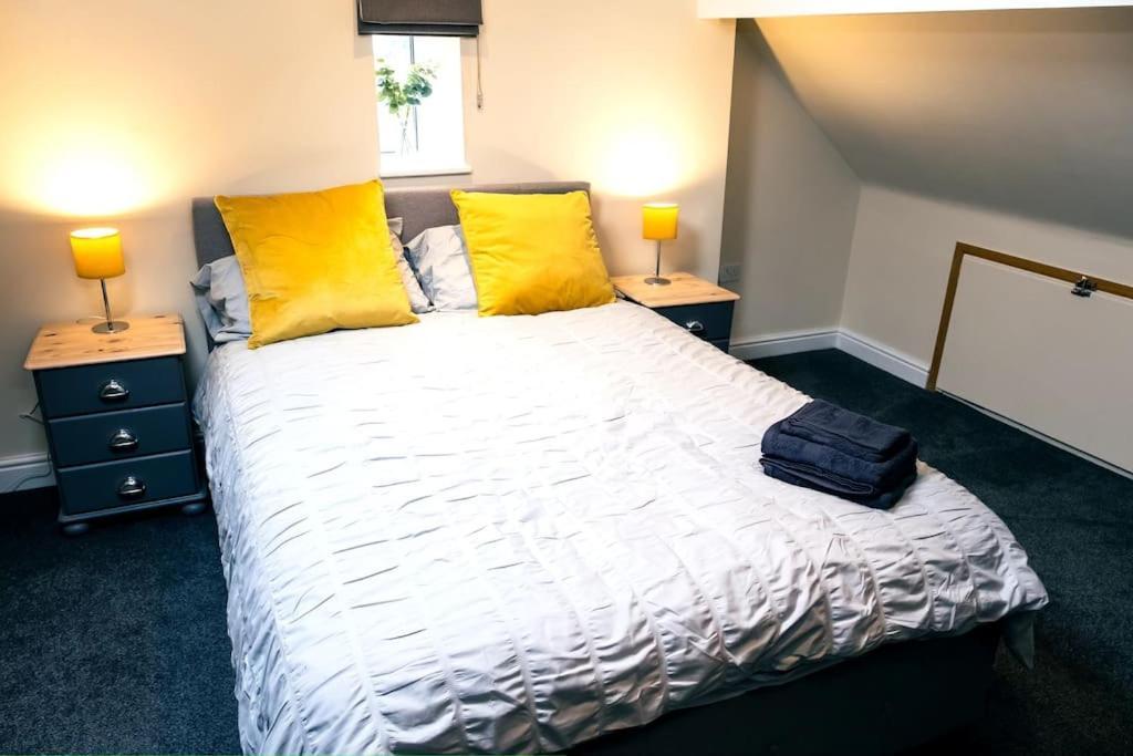 4 Bedroom - Sleep 9 Home In Cheadle Staffordshire - Alton Towers Polar Express Dimmingsdale Peak District Trentham Gardens Water World Экстерьер фото