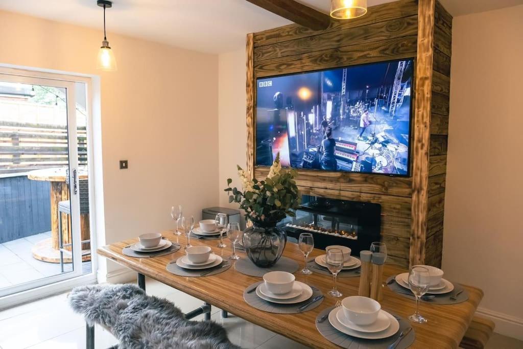 4 Bedroom - Sleep 9 Home In Cheadle Staffordshire - Alton Towers Polar Express Dimmingsdale Peak District Trentham Gardens Water World Экстерьер фото