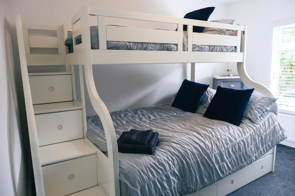 4 Bedroom - Sleep 9 Home In Cheadle Staffordshire - Alton Towers Polar Express Dimmingsdale Peak District Trentham Gardens Water World Экстерьер фото