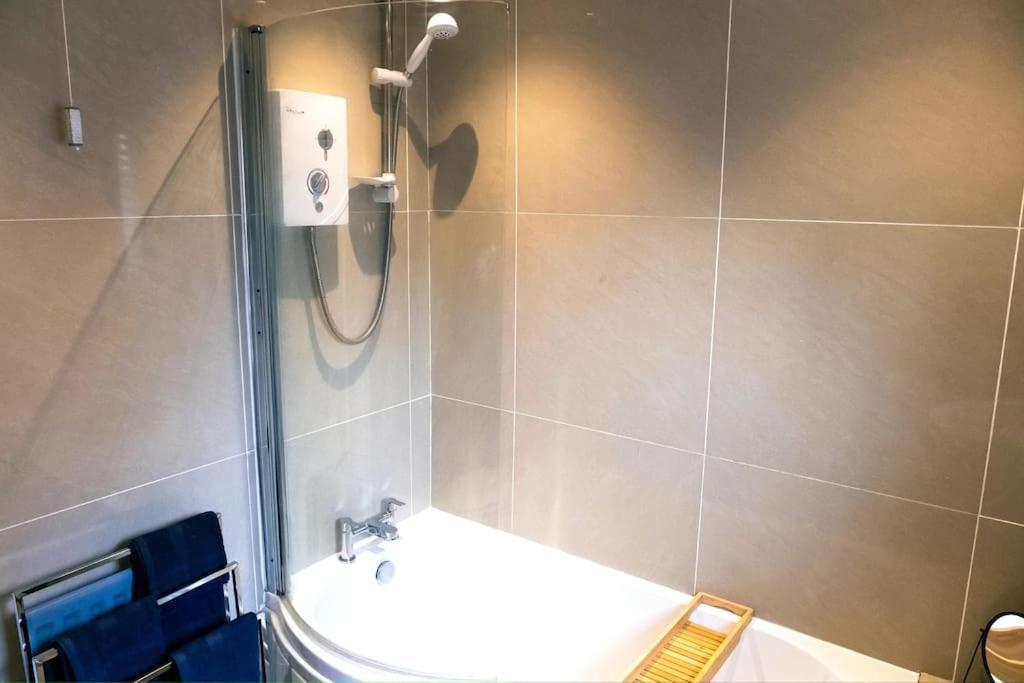 4 Bedroom - Sleep 9 Home In Cheadle Staffordshire - Alton Towers Polar Express Dimmingsdale Peak District Trentham Gardens Water World Экстерьер фото