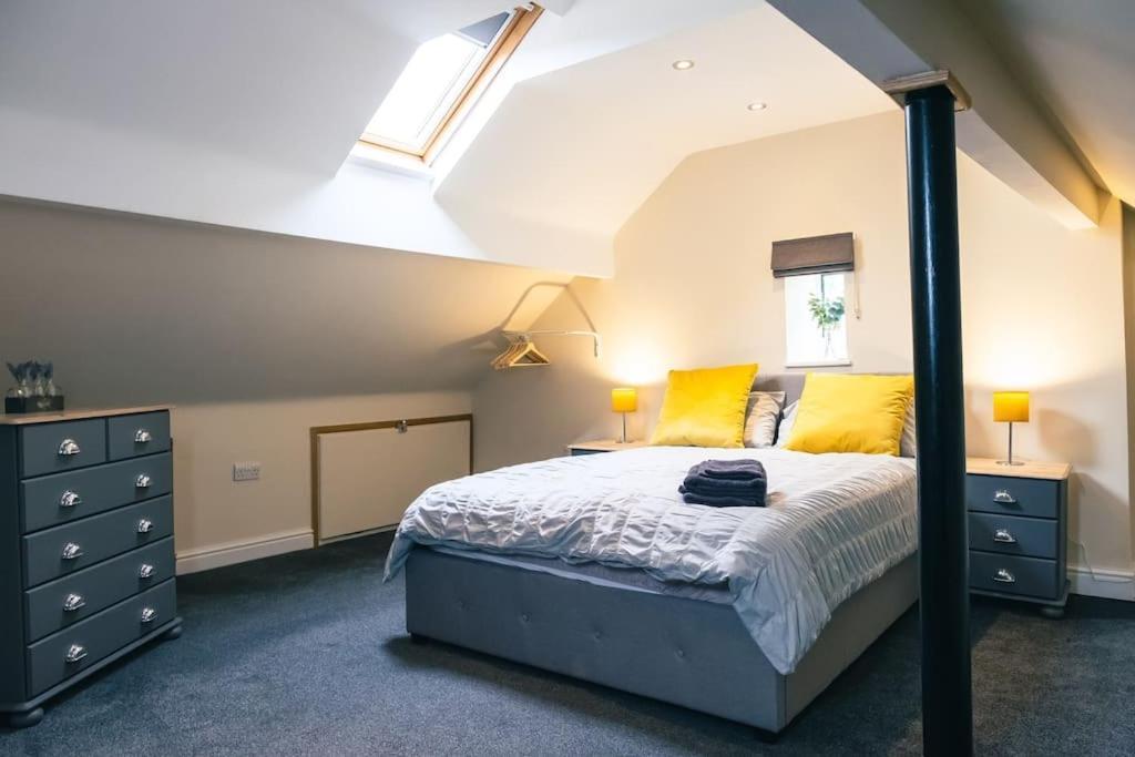 4 Bedroom - Sleep 9 Home In Cheadle Staffordshire - Alton Towers Polar Express Dimmingsdale Peak District Trentham Gardens Water World Экстерьер фото