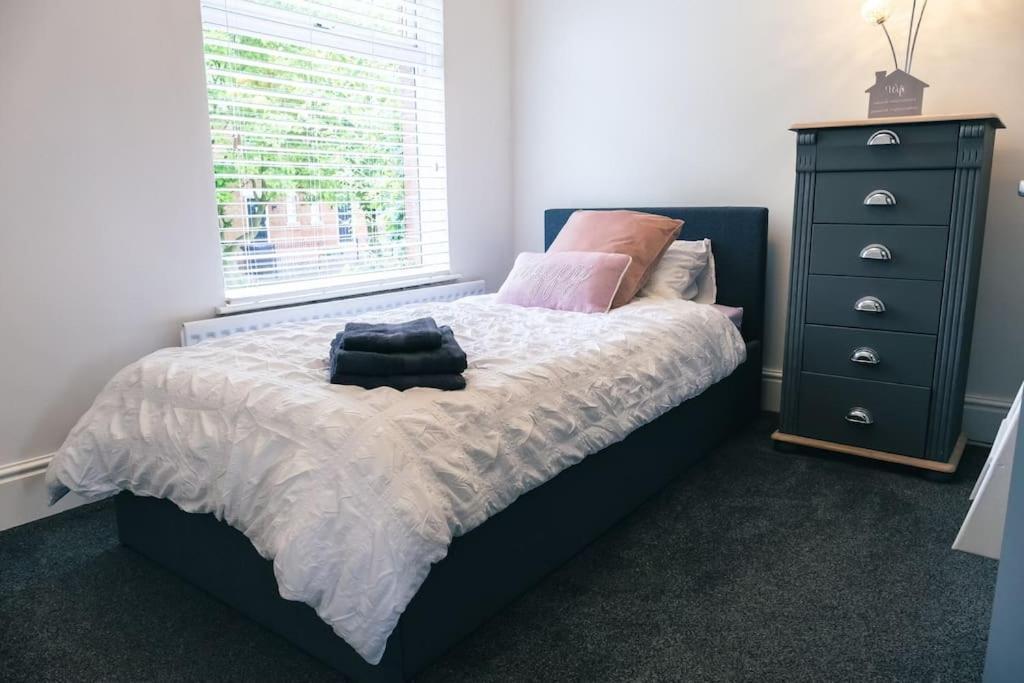 4 Bedroom - Sleep 9 Home In Cheadle Staffordshire - Alton Towers Polar Express Dimmingsdale Peak District Trentham Gardens Water World Экстерьер фото