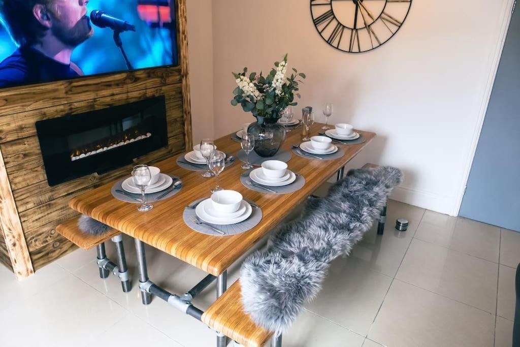 4 Bedroom - Sleep 9 Home In Cheadle Staffordshire - Alton Towers Polar Express Dimmingsdale Peak District Trentham Gardens Water World Экстерьер фото