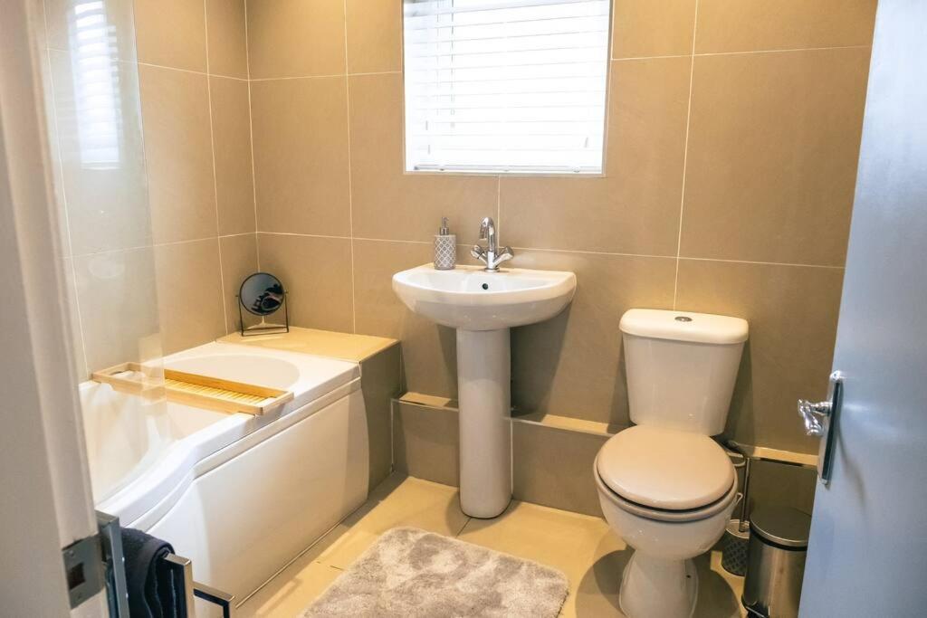 4 Bedroom - Sleep 9 Home In Cheadle Staffordshire - Alton Towers Polar Express Dimmingsdale Peak District Trentham Gardens Water World Экстерьер фото
