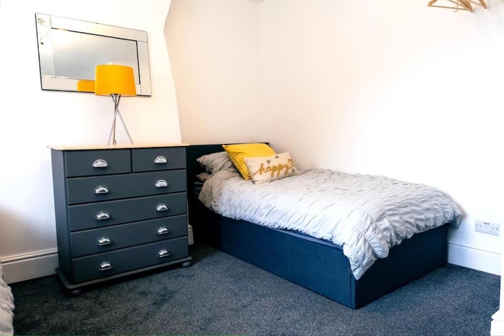 4 Bedroom - Sleep 9 Home In Cheadle Staffordshire - Alton Towers Polar Express Dimmingsdale Peak District Trentham Gardens Water World Экстерьер фото