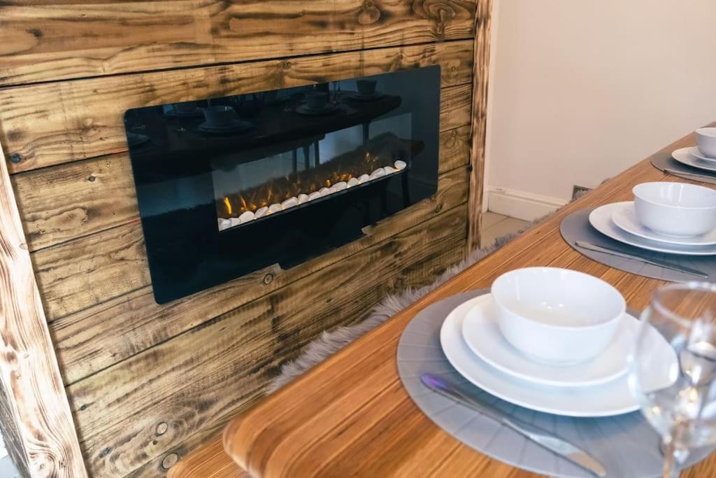 4 Bedroom - Sleep 9 Home In Cheadle Staffordshire - Alton Towers Polar Express Dimmingsdale Peak District Trentham Gardens Water World Экстерьер фото
