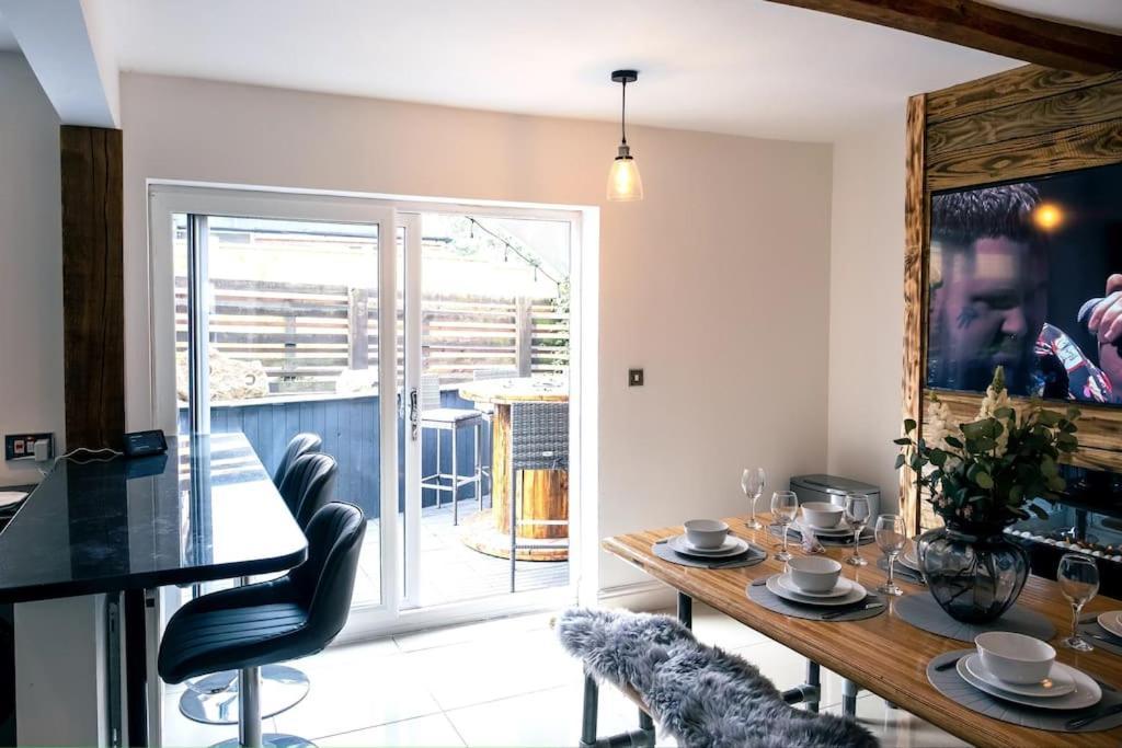 4 Bedroom - Sleep 9 Home In Cheadle Staffordshire - Alton Towers Polar Express Dimmingsdale Peak District Trentham Gardens Water World Экстерьер фото