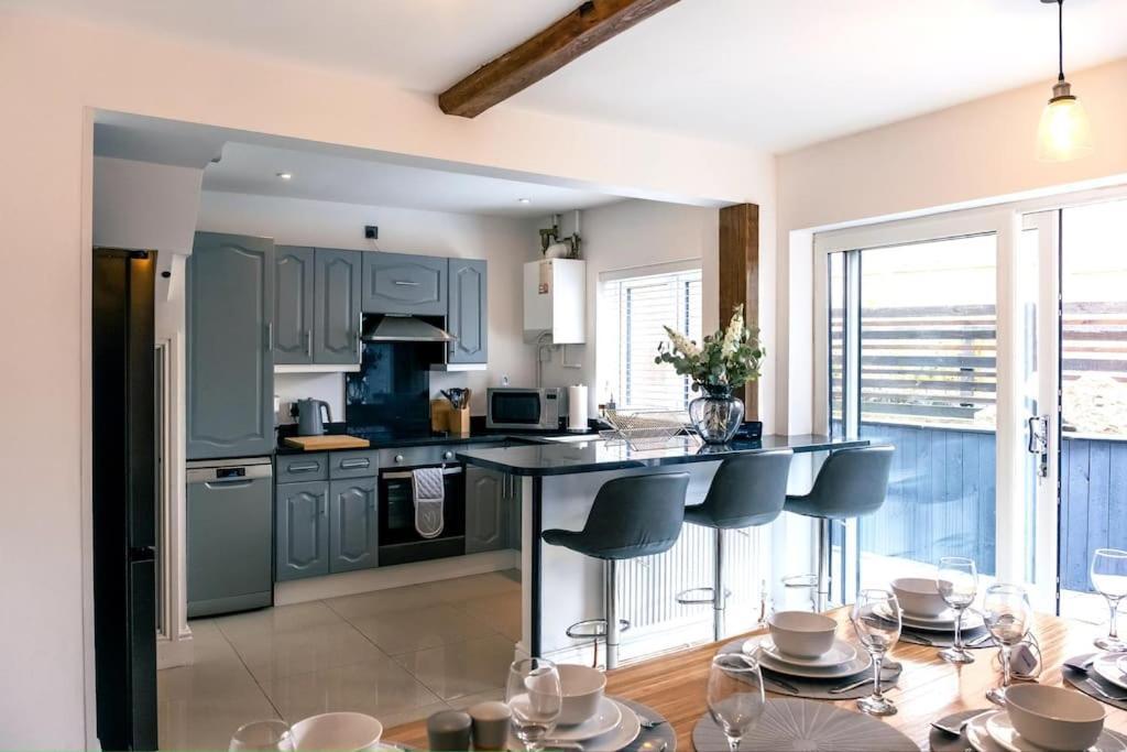 4 Bedroom - Sleep 9 Home In Cheadle Staffordshire - Alton Towers Polar Express Dimmingsdale Peak District Trentham Gardens Water World Экстерьер фото