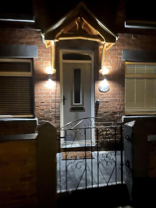 4 Bedroom - Sleep 9 Home In Cheadle Staffordshire - Alton Towers Polar Express Dimmingsdale Peak District Trentham Gardens Water World Экстерьер фото