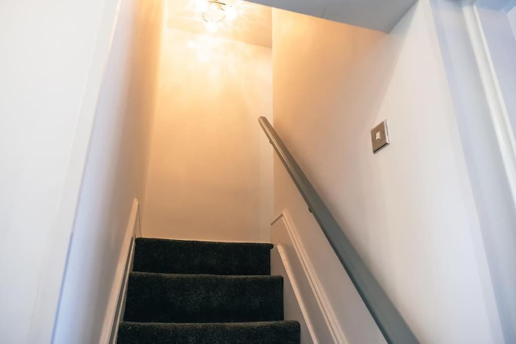4 Bedroom - Sleep 9 Home In Cheadle Staffordshire - Alton Towers Polar Express Dimmingsdale Peak District Trentham Gardens Water World Экстерьер фото