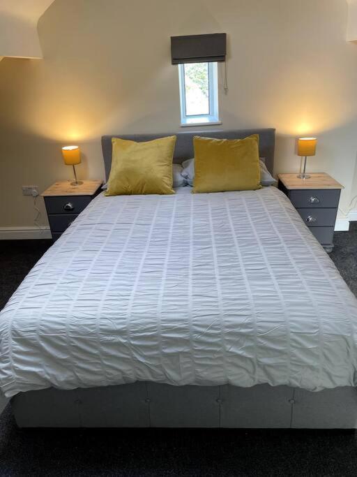 4 Bedroom - Sleep 9 Home In Cheadle Staffordshire - Alton Towers Polar Express Dimmingsdale Peak District Trentham Gardens Water World Экстерьер фото
