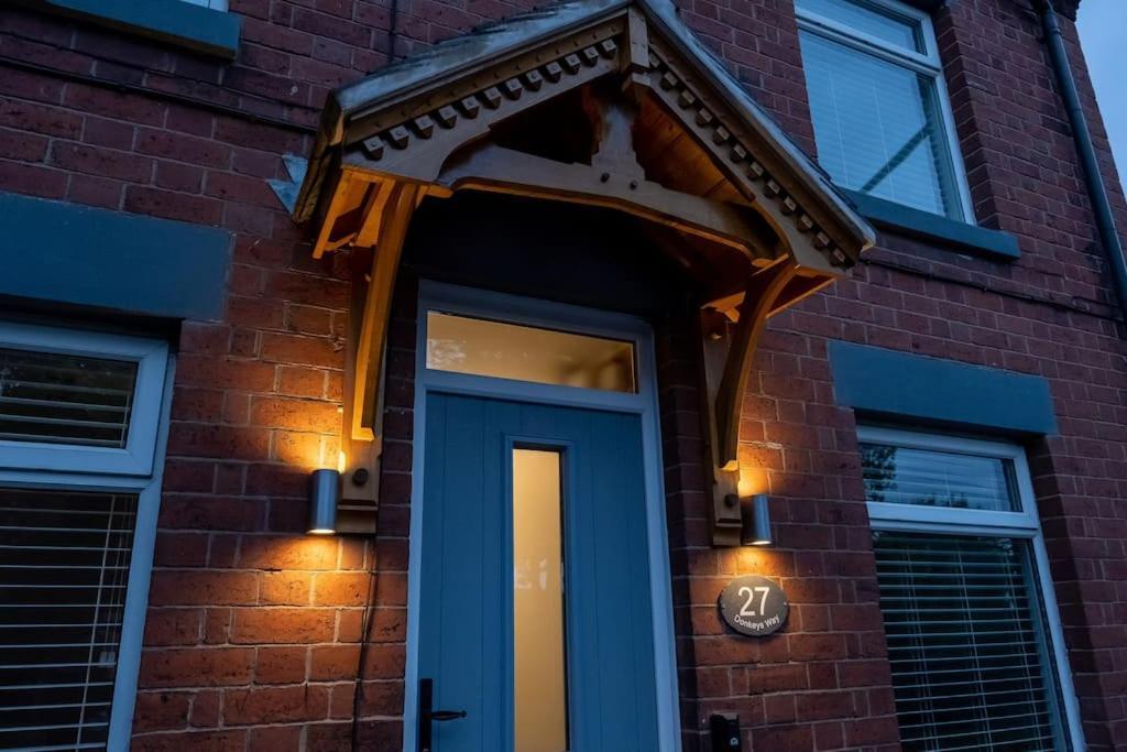 4 Bedroom - Sleep 9 Home In Cheadle Staffordshire - Alton Towers Polar Express Dimmingsdale Peak District Trentham Gardens Water World Экстерьер фото