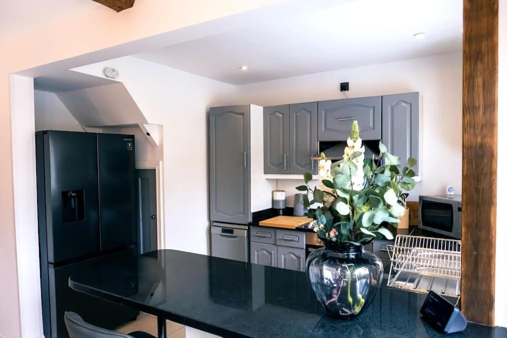 4 Bedroom - Sleep 9 Home In Cheadle Staffordshire - Alton Towers Polar Express Dimmingsdale Peak District Trentham Gardens Water World Экстерьер фото